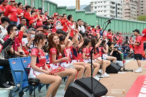 【天母棒球場熱區】味全龍主場 天母棒球場 味全龍小龍女 開幕戰嘉賓五堅情 翹臀吃四方