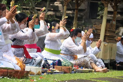 Gambar Orang Bali Sembahyang 56 Koleksi Gambar