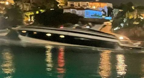 Yacht Di 21 Metri Sugli Scogli A Porto Cervo Un Morto E Sei Feriti