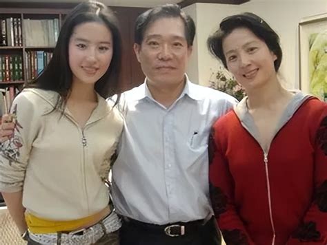 Liu Yifeis Mother Is More Beautiful Than Liu Yifei She Sacrificed Her