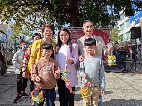 雲林2立委「一對手」化身叫賣員 新春開工為學子籌募助學金 寶島 中時