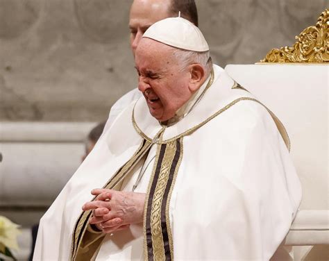 Papa Francesco è affaticato e non legge il discorso ho il respiro