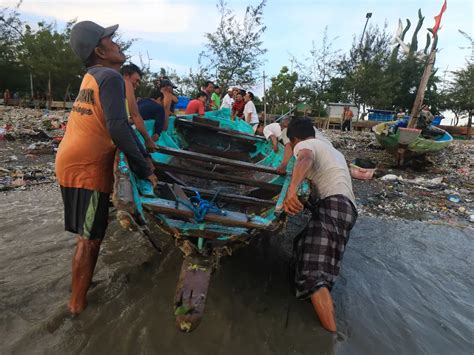 FOTO Evakuasi Perahu Nelayan Yang Rusak Indozone News