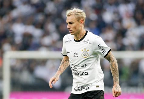 Róger Guedes quebra jejum e volta a balançar as redes pelo Corinthians