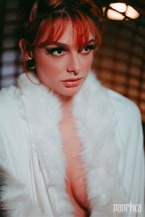 Dread Hot Nua Em Novo Ensaio Sensual Para A Revista Paprika