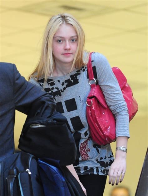 Dakota Fanning - LAX - Team Volturi Photo (15551800) - Fanpop