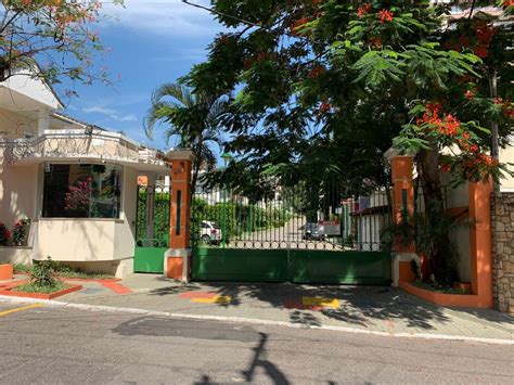 Casa de Condomínio na Rua Ivan Vigné Centro em Nova Iguaçu por R 2