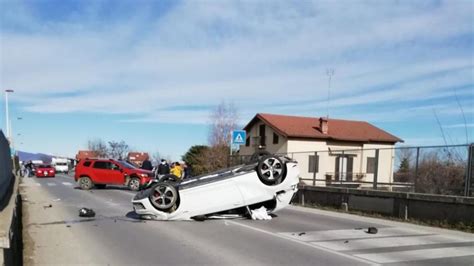 Auto Si Ribalta Dopo Uno Scontro A Madonna DellOlmo Chiusa La Strada