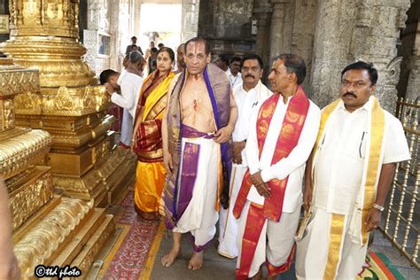 AP GOVERNOR OFFERS PRAYERS IN TIRUMALA SHRINE TTD News