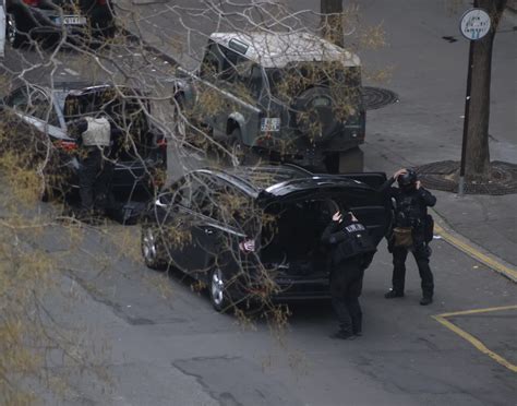 Adrien Mnd On Twitter Les Policiers De La Bri S Quipent Avant Leur