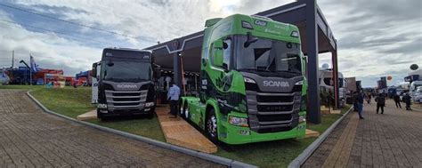 Scania expõe primeiro caminhão 100 movido a biodiesel na tração 6x2