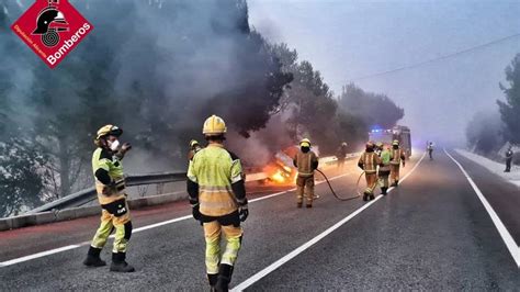 Incendio Benimantell El Incendio De Un Coche Acaba Afectando A Una