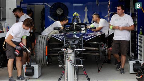 Foto Melihat Kesibukan Mekanik Di Paddock Formula E Jakarta 2023