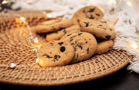 Primer Plano De Galletas Con Chispas De Chocolate En Un Plato Foto Gratis