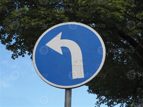 turn left sign 12335373 Stock Photo at Vecteezy