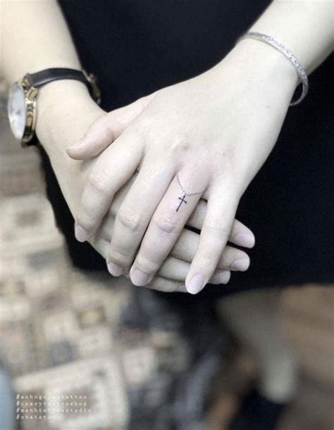 40 Unique Wedding Ring Tattoos For Couples 2021 Yourtango