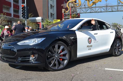 Police Officers Tesla Runs Out Of Battery Power Mid Chase