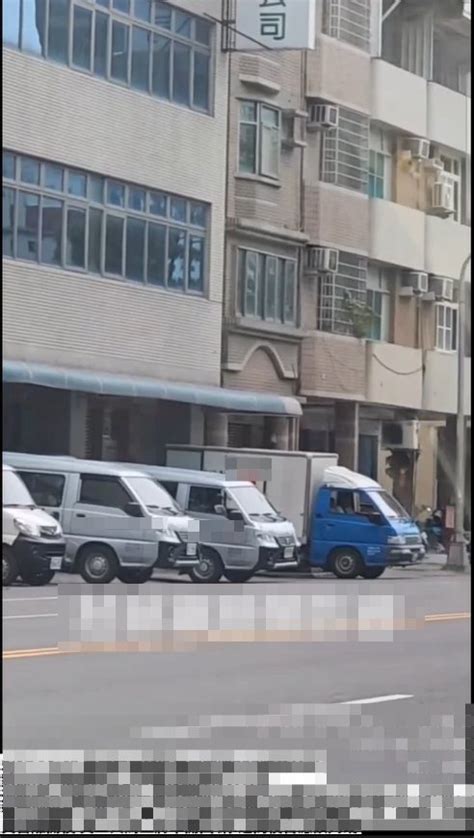 高雄警遭控取締違停人行道貨車有貓膩 網酸：後台夠硬 社會萬象 社會 聯合新聞網