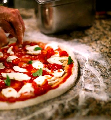 Storia e particolarità della pizza nera di Tramonti