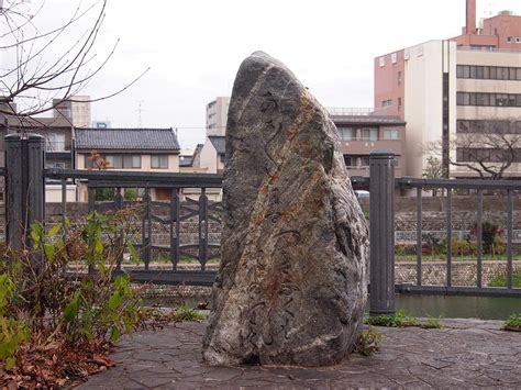 【まちネタ】犀川沿いに佇む大きな石碑。芭蕉の名句を刻んでいます ｜ いいじ金沢