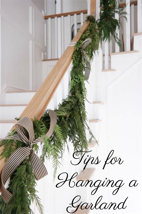 20 Hanging Christmas Garland On Staircase