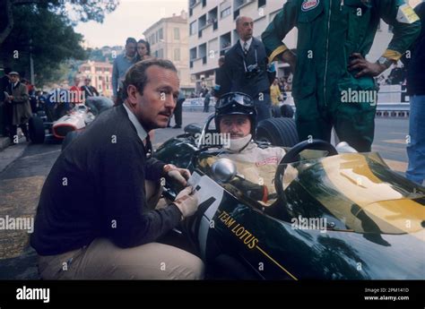 Fórmula 1 El ingeniero Colin Chapman habla con el piloto Graham Hill