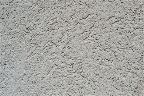 Choosing Between Plaster and Stucco for Home Building