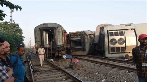 Four Dead 30 Injured In North East Express Train Derailment In Bihar