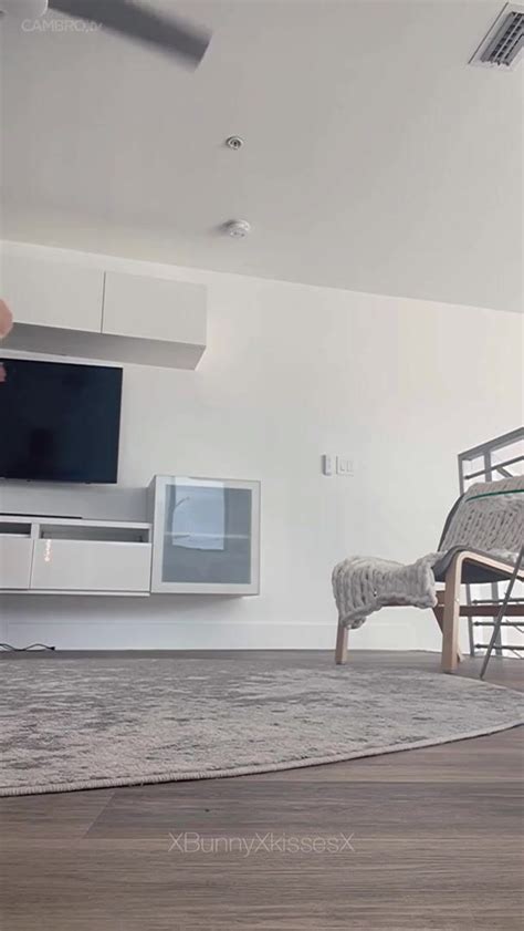 Watch Free XbunnyXkissesX Cums On Big Dildo Porn Video OnCams TV