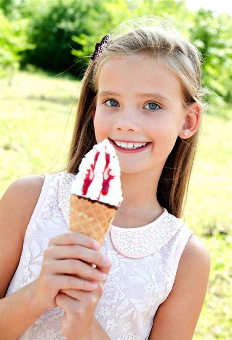 Enfant De Sourire Heureux Mignon De Petite Fille Mangeant Une Crème