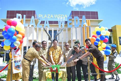 Wamendag Resmikan Plaza Weda Di Halmahera Tengah Maluku Utara