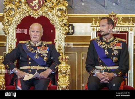 Oslo Le Roi Harald Et Le Prince H Ritier Haakon Lors De L