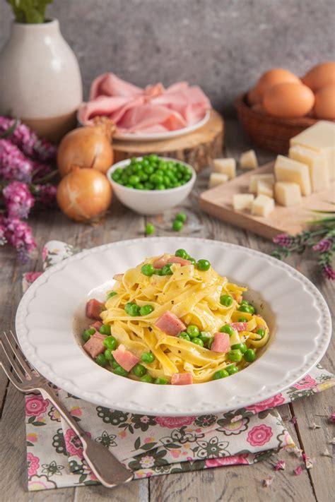 Fettuccine Alla Papalina Piatto Tipico Della Cucina Romana