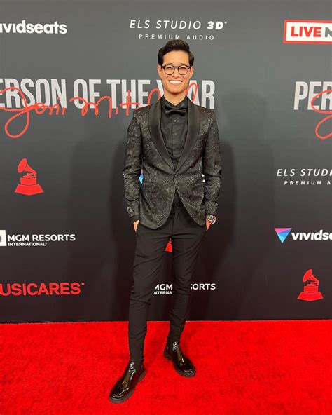 Tony Succar Se Luce En La Alfombra Roja En Evento De Los Grammy 2022 Y