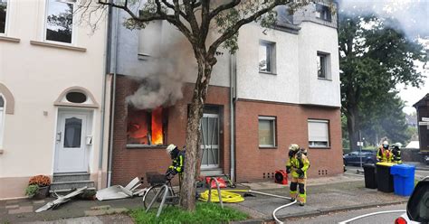 Flammen Schlugen Aus Dem Fenster Feuerwehr L Scht Brand In Krefeld