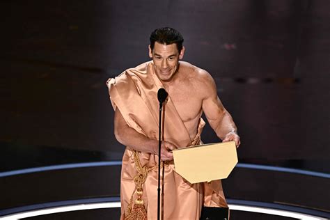 John Cena Subiu Ao Palco Nu Para Entregar O Oscar Para Melhor Figurino