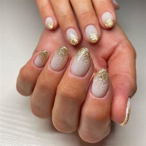 Cute Classy Gold Glitter Nails To Feel Chic