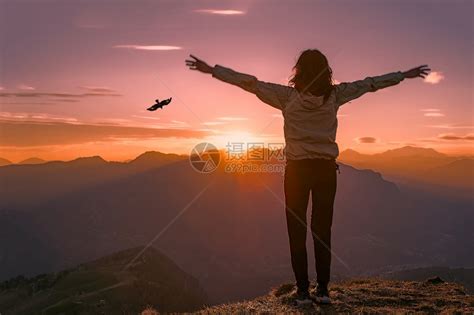 插图泰日落时山顶上的女人看着老鹰张开双臂高清图片下载 正版图片307634337 摄图网