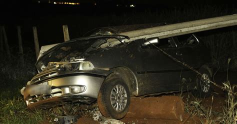 G1 Motorista sai ileso após carro capotar e bater em poste e cerca na