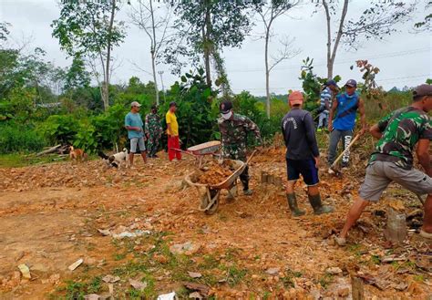 Anggota Satgas Yonif 144 JY Gotong Royong Bersihkan Lokasi Pembangunan