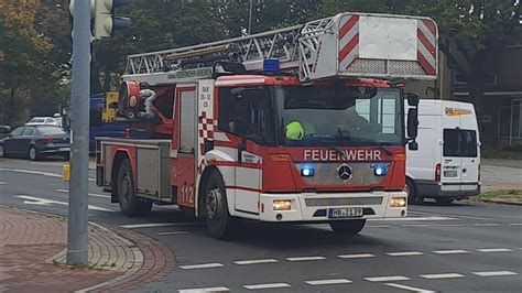 Horn gruß Löscheinheit der Feuerwehr Bremen Wache 2 auf Einsatzfahrt