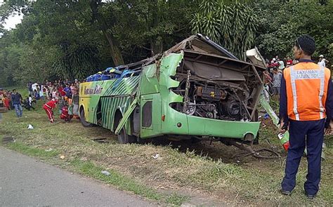 Kecelakaan Di Jagorawi Diduga Karena Truk Pecah Ban Okezone News