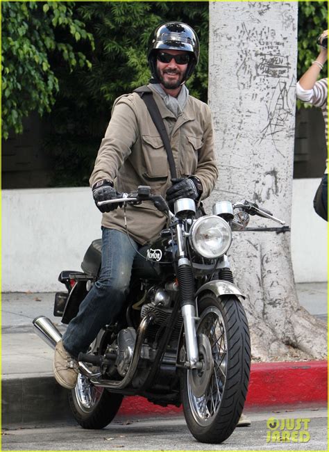 Keanu Reeves: Bike Trouble in Beverly Hills: Photo 2587651 | Keanu ...