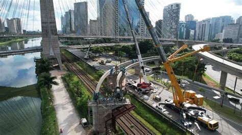 Guindaste Gigante Posiciona Vigas Da Linha Ouro Do Metr De Sp Sobre