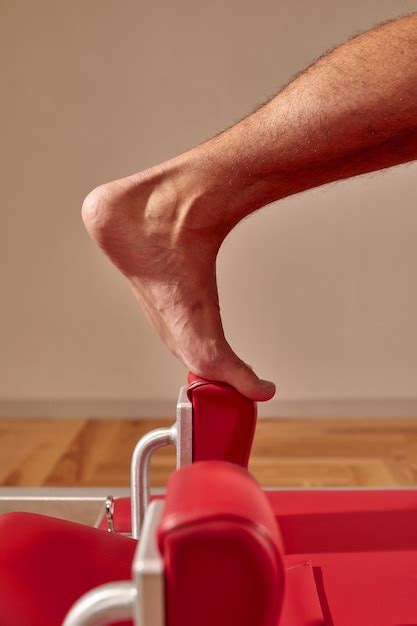 Un Hombre En Forma Haciendo Un Ejercicio De Estiramiento De Yoga