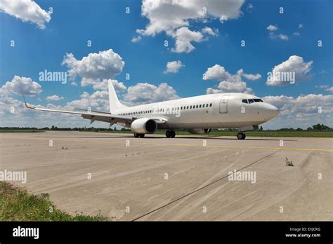 Avion De Passagers Sur La Piste Banque De Photographies Et Dimages