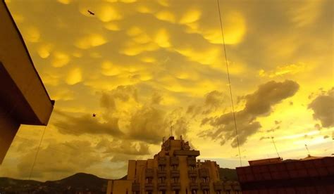 Fenomen meteo rar pe cerul României Norii mammatus pe un fundal