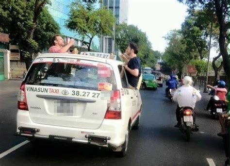 2 cô gái Tây mặc bikini nhảy múa trên xe Jeep