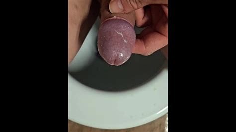 El Pene Del Glande Expuesto Comienza a Orinar En El Suelo Del Baño Pornhub Gay