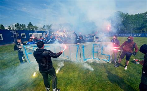 Paris FC selfies chants et fumigènes à lentraînement des